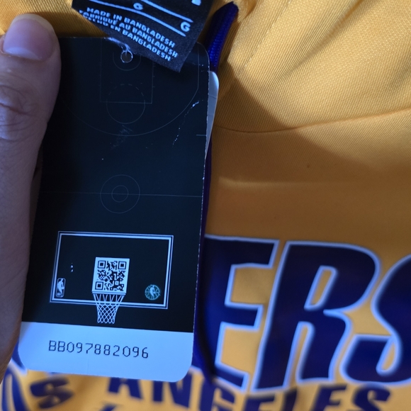 🆕️NBA Lakers Yellow and Purple Crewneck Sweater - Picture 2 of 2